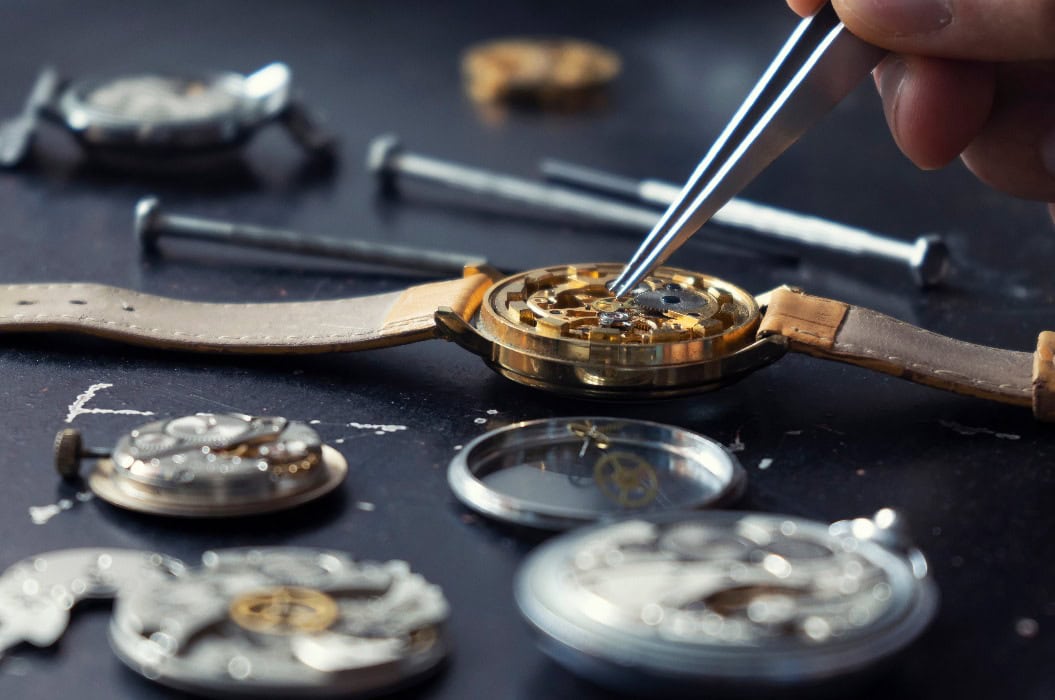 Reparatur mechanischer Uhren. Uhrmacher repariert alte mechanische Uhren. Werkstatt eines Uhrmachers.